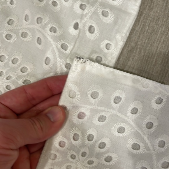 White eyelet table runners (4) and placemats (4) - Picture 3 of 4